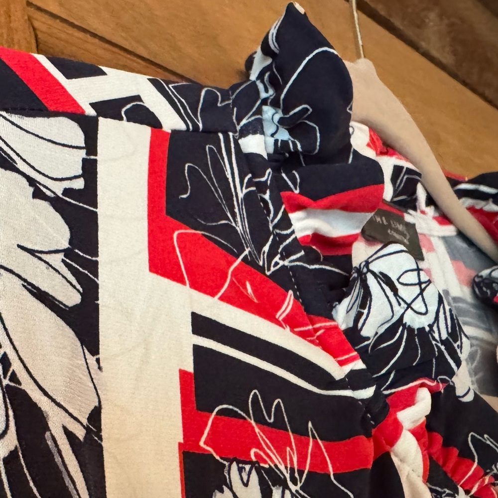 ♻️ LAST CHANCE! The Limited Red/White/Blue Floral-Geo Print Tie Neck Top - Picture 4 of 16
